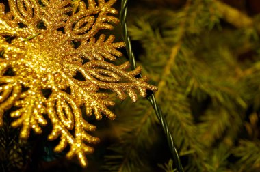 Noel ve yeni yıl için parlak ve parlak süslemeler yeşil bir ladin üzerinde asılı. Kış tatili.