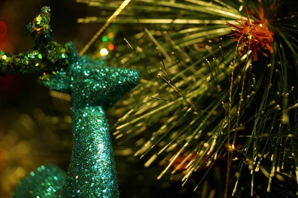 クリスマスと新年のための明るく光沢のある装飾は緑のトウヒにかかっています 冬休み — ストック写真