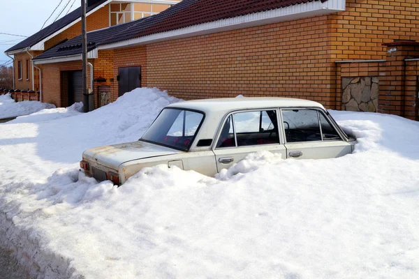 Автомобиль Покрыт Снегом После Сильного Снегопада Сезоны Стоковое Изображение