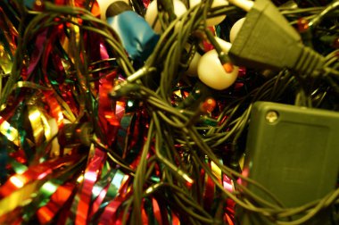 Noel ve yeni yıl için parlak ve parlak süslemeler yeşil bir ladin üzerinde asılı. Kış tatili.