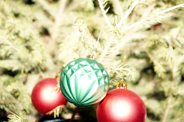 Decoraciones Brillantes Brillantes Para Navidad Año Nuevo Cuelgan Abeto Verde —  Fotos de Stock