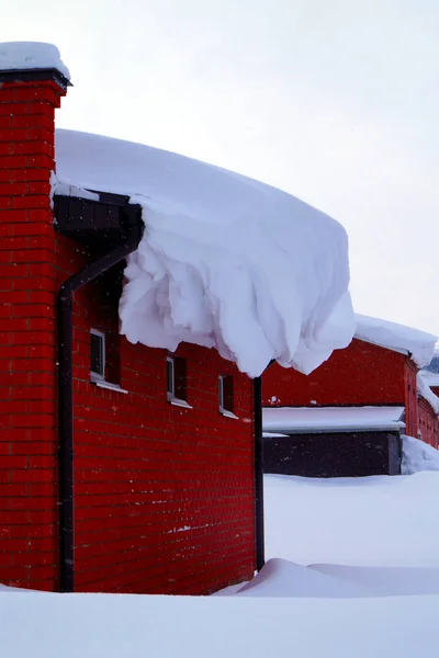 Veel Sneeuw Ligt Een Residentieel Gebouw Grote Sneeuwlaag Rond Seizoenen — Stockfoto