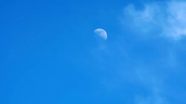 Луна в день голубого неба — стоковое фото