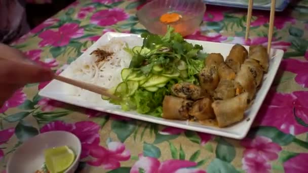 Cozinha vietnamita rolos de primavera nem em um restaurante de café — Vídeo de Stock