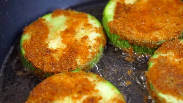 Fried zucchini in a pan close up — Stock Video