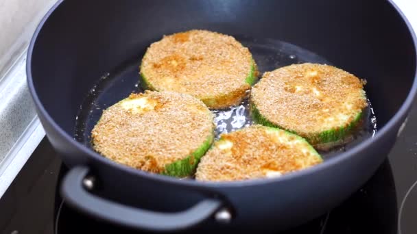Cooking fried zucchini in a pan — Stock Video
