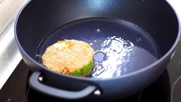 Gebakken groenten courgette Cook zet in zonnebloemolie in een pan — Stockvideo