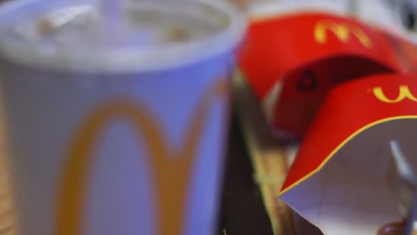 Wołgograd, Rosja-12 lipca 2019: resztki jedzenia na tacce restauracji McDonalds — Wideo stockowe