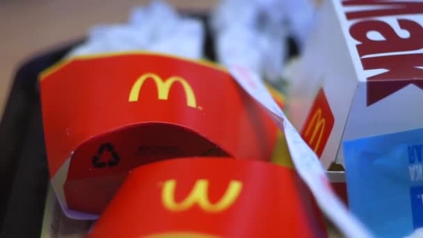 Volgograd, Rusko-12. července 2019: zbytky jídla na tácu restaurace McDonalds — Stock video