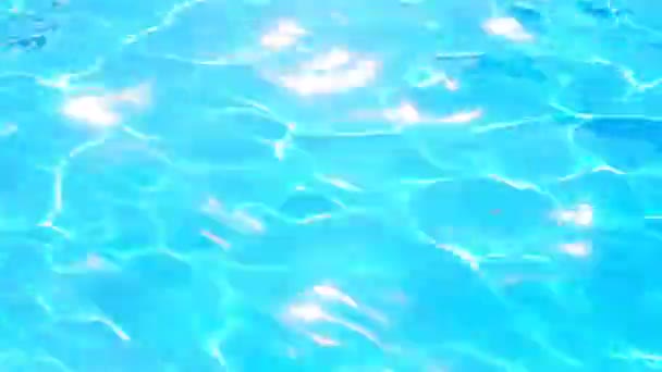 Sfondo di acqua blu in piscina sole luminoso — Video Stock