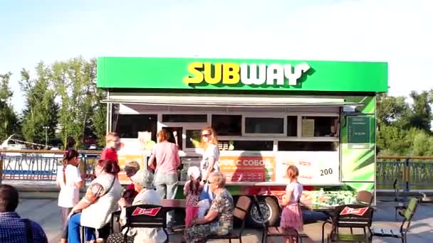 Tyumen, Rosja, 16 sierpnia 2019: restauracja Subway zdrowe Kanapki w największym łańcuchu Fast food — Wideo stockowe