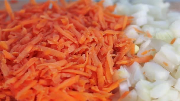 Zanahorias ralladas y cebollas de cerca — Vídeo de stock