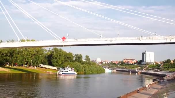 Tyumen, Rusia, 16 de agosto de 2019: río alrededor del puente de los amantes en el día de verano de Tyumen — Vídeos de Stock