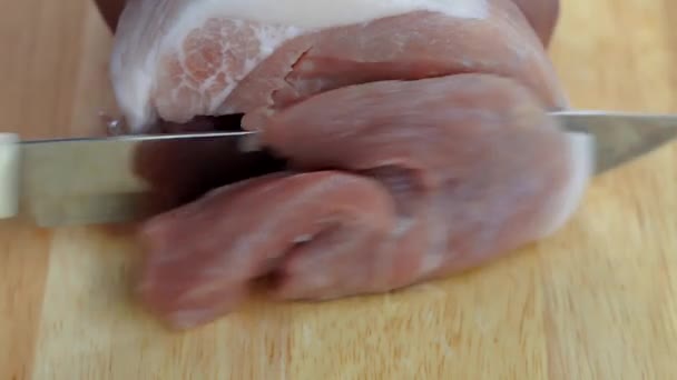 生の豚肉をクローズアップして切る — ストック動画