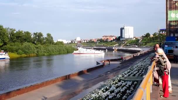 Tyumen, Rusya, 16 Ağustos 2019: Tyumen yaz gününde aşıklar köprüsünün etrafında nehir — Stok video