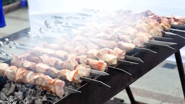 Panggang daging barbekyu memasak di panggangan — Stok Video
