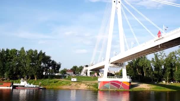 Tyumen, Rusia, 16 de agosto de 2019: río alrededor del puente de los amantes en el día de verano de Tyumen — Vídeos de Stock