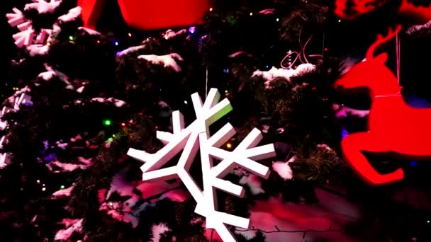Karácsonyi dekorációk a karácsonyfán télen — Stock videók