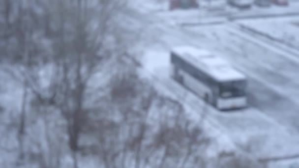 冬の街を背景に雪を飛ばす — ストック動画