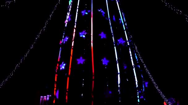 Kerstboom kerstboom knipperende lichten op zwarte achtergrond — Stockvideo