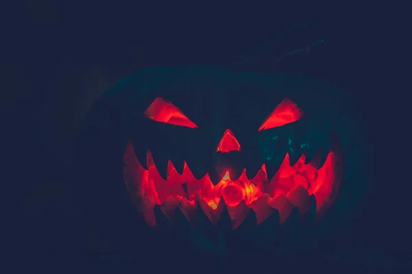 Calabaza para Halloween sobre un fondo oscuro de cerca — Foto de Stock