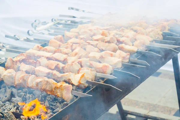 Schweinebraten auf Kohlen kochen — Stockfoto