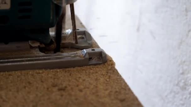 電気治具のこぎりは木の板を切る — ストック動画