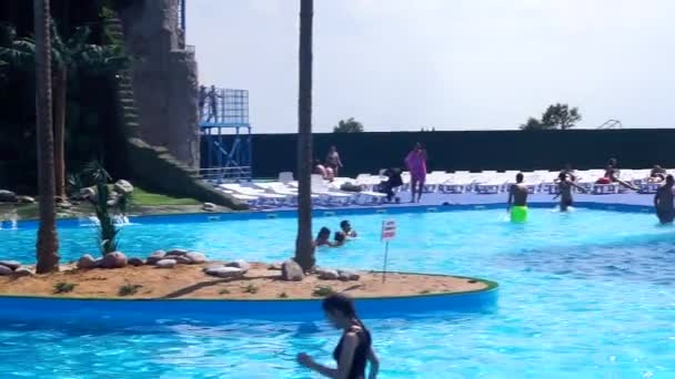 Volzhsky, Rusland-12 juli 2019: waterpark Aqua Park Entertainment recreatie vrijetijdsbesteding — Stockvideo