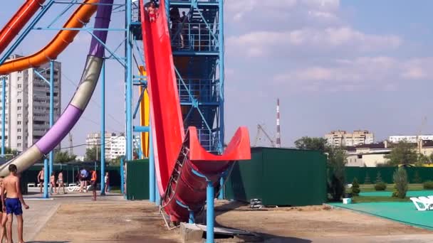 Volzhsky, Ρωσία-12 Ιουλίου 2019: ψυχαγωγία στο υδάτινο πάρκο στην αναψυχή του Water Park στο Σαββατοκύριακο αναψυχής της οικογένειας του νερού — Αρχείο Βίντεο