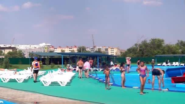 Volzhsky, Rusland-12 juli 2019: Aqua Park waterpark entertainment recreatie stad Volzhsky Rusland regio Volgograd. Zomer Fun familie vakantie — Stockvideo