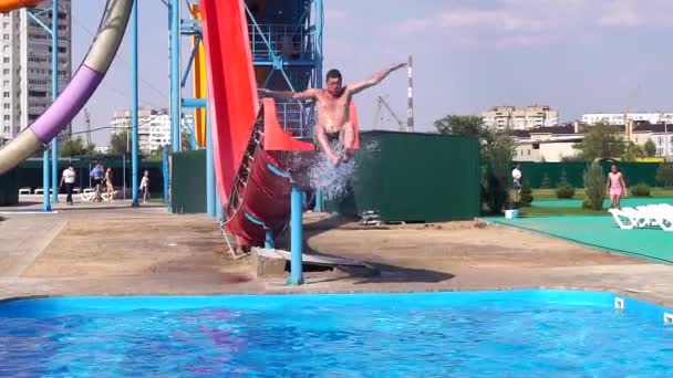 Volzhsky, Rusland-12 juli 2019: Aqua Park waterpark familie vakantie entertainment vakantie weekend. City Volzhsky, regio Volgograd Rusland — Stockvideo