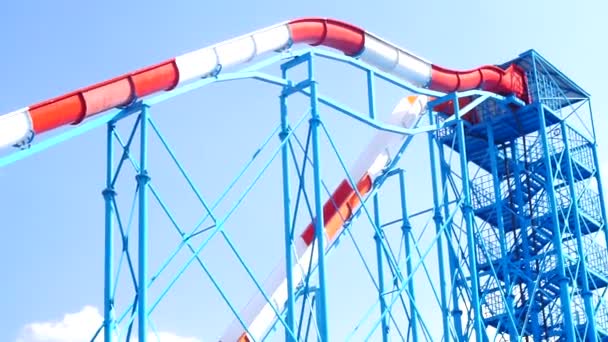 Aquapark Wasserpark Unterhaltung Freizeit. Rutsche im Wasserpark Sommerurlaub — Stockvideo