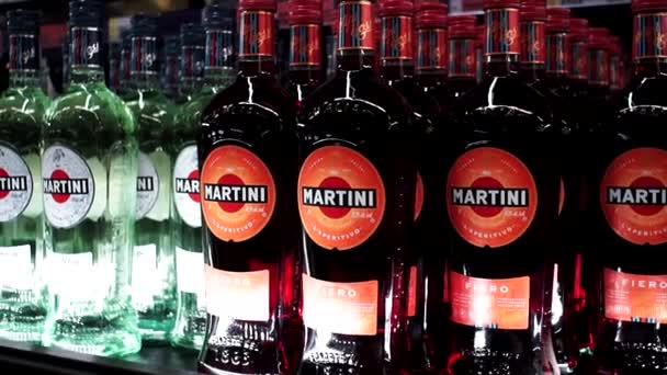 Tyumen, Rusya - avg 25, 2019: Metro mağazası nakit ve taşıma hipermarket satış Martini içecekler Ürünleri — Stok video