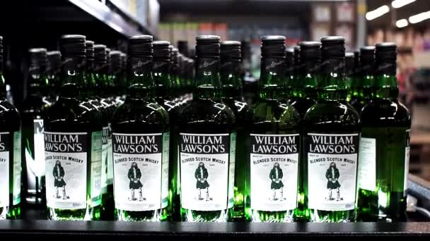 Tyumen, Russia - media 25, 2019: Prodotti della vendita ipermercato William Lawson bevande nel negozio metro contanti e trasportare — Video Stock