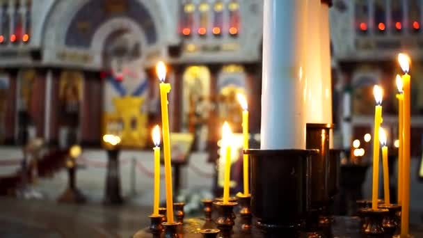 Allumage de bougies dans le temple de l'église — Video