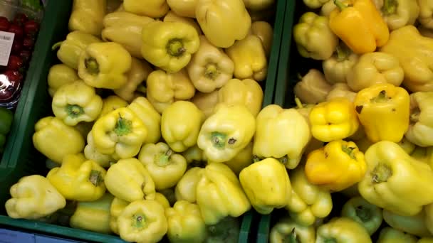 Poivrons jaunes sur le comptoir du marché vendant des légumes — Video