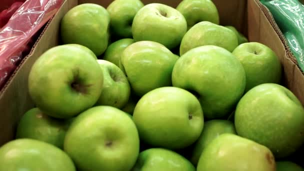 Green apples on the market counter background — Stock Video