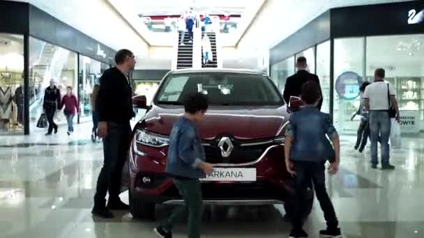 Tyumen, Russie - 20 avr. 2019 : la voiture Renault Arcana dans le centre commercial du cristal . — Video