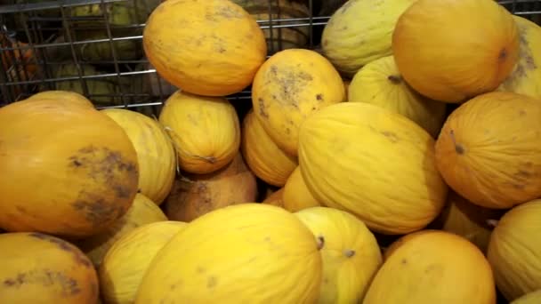 Fundo de melão vendendo frutas no hipermercado — Vídeo de Stock