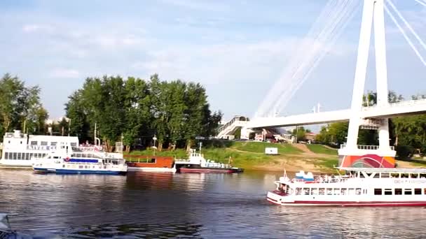 Tyumen, Rusia, 16 de agosto de 2019: río alrededor del puente de los amantes en el día de verano de Tyumen — Vídeos de Stock