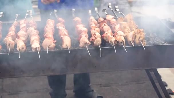 Preparação de carne grelhada no churrasco ao ar livre — Vídeo de Stock
