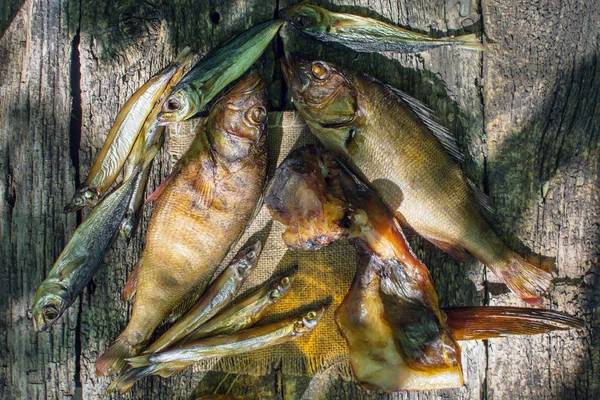 Peixe fumado frio no fundo de madeira — Fotografia de Stock