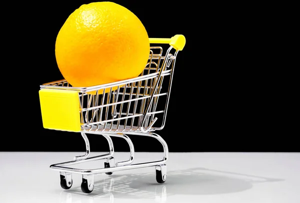 오렌지 건강한 음식 개념을 구입 쇼핑 카트 — 스톡 사진
