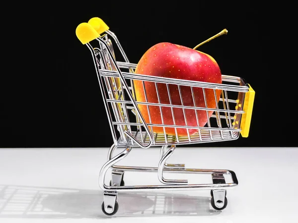 Supermarkt Cart concept van gezond eten. Rode appel — Stockfoto