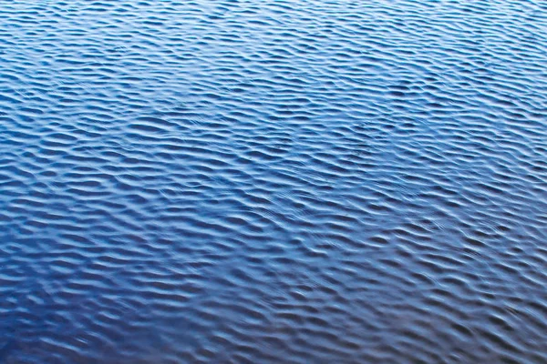 Blautöne Wasserwellen als Hintergrund — Stockfoto