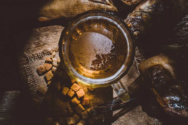 Caneca de cerveja com lanches de peixe — Fotografia de Stock