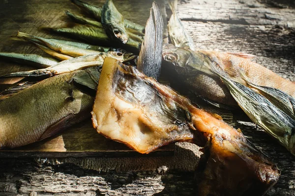 Peixe fumado no fundo de madeira — Fotografia de Stock