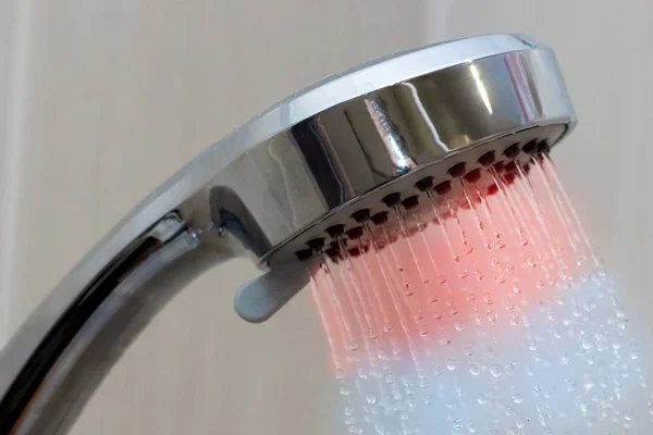 Mano en la ducha prueba temperatura del agua — Foto de Stock