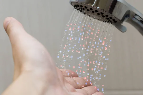 Mano en la ducha prueba temperatura del agua — Foto de Stock