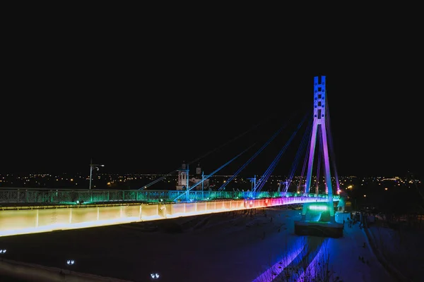 Leuchtende Brücke in der Nacht — Stockfoto